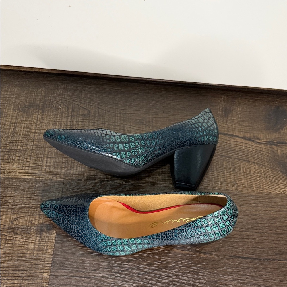 Patterned Women's Heels - Picture 4 of 5